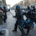 Država oštro zapretila roditljima: Kazna zatvora za majke i očeve čija se deca nalaze na protestima u Francuskoj