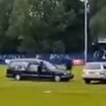 Pogrebnim vozilom uleteli na teren Da li je ovo najbizarniji razlog zbog kog je prekinuta utakmica? (video)