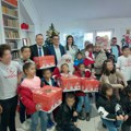 Državni sekretar Pejović uručio paketiće deci iz hraniteljskih porodica