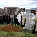 Posmrtni ostaci vraćeni na staro srpsko groblje u Kosovskoj Mitrovici: Albanski investitor ga prokopao zbog izgradnje puta…