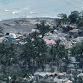 Evakuacija stanovništva zbog erupcije vulkana u Indoneziji: Pepeo prekrio sela, aerodrom i dalje zatvoren