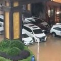 Poplave u Kini odnele prve žrtve Četvoro mrtvih, desetoro se vodi kao nestalo