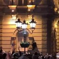 Divljanje: Demonstrant se penje na gradsku kuću (video)