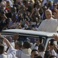 Papa Lav XIV provozao se prvim put papamobilom Trgom Svetog Petra pred ustoličenje