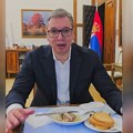 Kad pomisliš da ne može bizarnije: Vučić se snima dok jede sardine bez luka i ima važnu poruku za narod Srbije