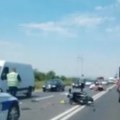 Oboren motorista na Ibarskoj magistrali: Leži na zemlji, delovi vozila rasuti svuda po putu