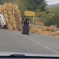 (Video) Monahinje pomažu, ostali snimaju u manjoj nezgodi kod Čačka jedine u pomoć priskočile monahinje, društvene mreže se…