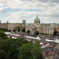 Veliki broj građana na platou ispred Narodne skupštine obeležava Vidovdan