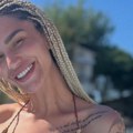 (Foto) iz pletenog kupaćeg samo što ne ispadnu grudi: Aleksandra Nikolić se skinula na bazenu: A u naručju joj ćerka