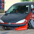 Udes u Jurija Gagarina: Mladić potpuno slupao kola, nabacio vozilo na zaštitne stubiće
