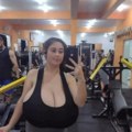 "Grudi su mi toliko porasle da nisam mogla da hodam bez kolica": Lekari su bili šokirani onim što su otkrili