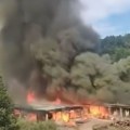 Vatra guta objekat, crni dim kulja u nebo! Gori fabrika "Simpo Šik" u Kuršumliji, požar zahvatio halu i pomoćni objekat (video)…