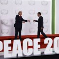 Kako je izgledao susret Makrona i Trampa u Šarm el Šeiku (video)