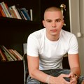 "Desingirici da povećaju platu u pinkovim zvezdama": Vojaž o kolegama i ljubavi: "Zaljubljen sam" (Video)