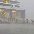 Haos na poznatom grčkom ostrvu: Nevreme ruši sve pred sobom, turisti u panici beže! Pogledajte strašne scene (video)