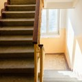 Srpkinja se uselila u novi stan, pa odmah zakukala zbog prizora u hodniku, ljdui krenuli da je pljuju: "Kakv si se**tor! Sve…
