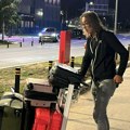 Prve slike Raleta nakon drame u Dubaiju: Anu čuvaju policajci, on sleteo u Beograd s 4 kofera i ne progovara
