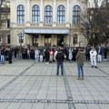 Na Đačkom trgu u Kragujevcu održano 16 minuta tišine u spomen na žrtve novosadske tragedije (VIDEO)
