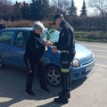 Гест који је разнежио Србију: Припадници МУП женама делили руже за 8. март (Фото)