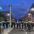 Posle burne noći u centru Beograda, jutro mirnije: Policija privela 23 osobe, studenti poručili "ili Srbija ili mafija"