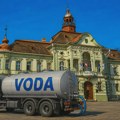 REČ UREDNIKA: Dok Zrenjaninci satima čekaju vodu na 40 stepeni, jedno pitanje sve glasnije odzvanja gradom – gde je Grad? Reč…