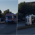 Žestok sudar u Novom Sadu! Auto završio na boku posle saobraćajne nesreće kod Najlon pijace, Hitna pomoć na licu mesta (video)…