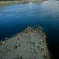 Zbog niskog vodostaja peške prelaze Dunav da bi ušli na Siget: Organizatori izdali hitno upozorenje