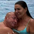 Đani objavio hit fotku iz bazena! Zaspao na Slađinim grudima, svi gledaju u razliku u visini