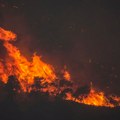 Nadljudski napori vatrogasaca: Evo kako izgleda noćna borba sa požarima u Grčkoj