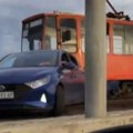 Čovek autom krenuo preko šina, pa se zaglavio: Nesvakidašnja scena na mostu na Adi (foto/video)