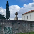 Pravoslavno groblje u Dalmaciji išarano ustaškim simbolima i porukama: "Četnici, odlazite"