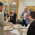 Pica ujedinila opoziciju i poziciju u Kragujevcu: Gradonačelnik Dašić obezbedio hranu kad je sednica ušla u 15. sat