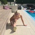(Video): Jovana Jeremić radi špagu kraj bazena u Vili koju je dobila od dečka milionera - u mini topu i šortsu se rasteže…