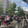 Јак пљусак се сручио на Београд: Грађане ухватио неспремне, а они нашли креативно решење да се сакрију (видео)