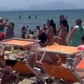 Žene se potukle na popularnoj plaži pred decom: Čupale se za kosu i vrištale, jedva ih razdvojili