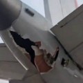 (Video) Horor snimci sudara dva aviona: Dok se "Boing" pun putnika spremao da poleti, u njega se zakucala druga letelica