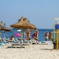 Postavili tablu sa lažnim obaveštenjem pa oterali turiste sa popularne plaže (FOTO)