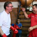 "Ima jačih, ali ne i upornijih": Vučić na treningu škole boksa u Loznici (foto)