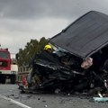 VIDEO: Jedna osoba poginula u teškoj nesreći kod Bačkog Petrovca, troje dece među povređenima