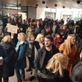 Direktori novosadskih osnovnih škola na sastanku u Spensu, roditelji i nastavnici protestuju ispred vrata