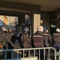 VIDEO: Studenti pred sednicu pokušali da blokiraju Skupštinu Novog Sada, kordon policije reagovao