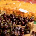 “Jednu košticu i dve peteljke, molim”: Trešnje i kajsije stigle na pijace, cene su takve da ćemo ih kupovati na komad