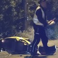 Dečak (14) se motorom "zakucao" u automobil u Novom Pazaru: Lekari se bore da mu spasu nogu!