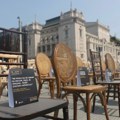 Na Trgu republike u Beogradu postavljeno je 1.800 stolica, na svakoj je ostavljena potresna lična poruka: Neka vas ovo osvesti…