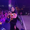 Sa omiljenenim tigrićem Na sceni: Dragana Mirković zapevala svoj hit, a i on joj je pravio društvo (foto)