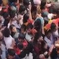 Tragedija na verskoj manifestaciji, strujni udar izazvao stampedo