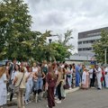 Protest studenata i građana ispred KCV u Novom Sadu zbog hapšenja tehničara: „Ko je naredio da se naš kolega liši slobode dok…