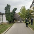 OLUJNO NEVREME pogodilo Kragujevac: Padala stabla, deo limenog krova, ograda za pešake... (FOTO)