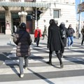"Žuta poledica" preti vozačima i pešacima: Na putevima nova jesenja zamka: Ne deluje opasno, ali ljudi padaju ko pokošeni