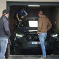(Foto, video) Iz lifta u zgradi na Vračaru izvučen auto poznatog košarkaša. Složena akcija trajala satima, vozilo ulubljeno sa…